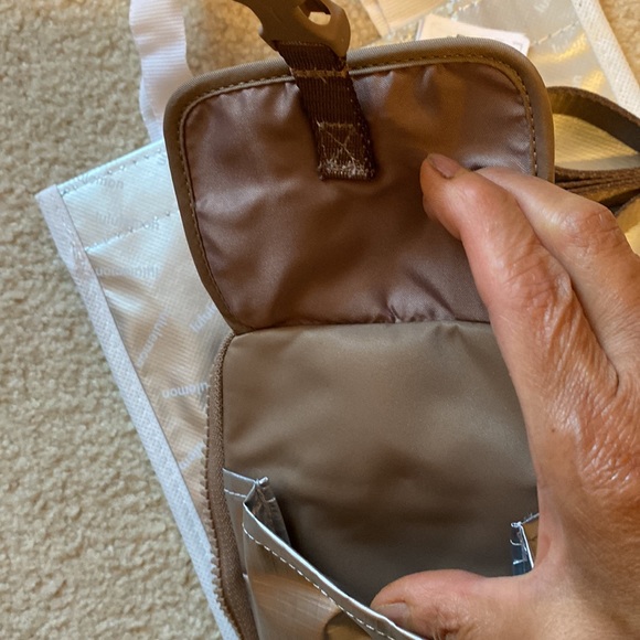 Lululemon crossbody NEW - Picture 3 of 6